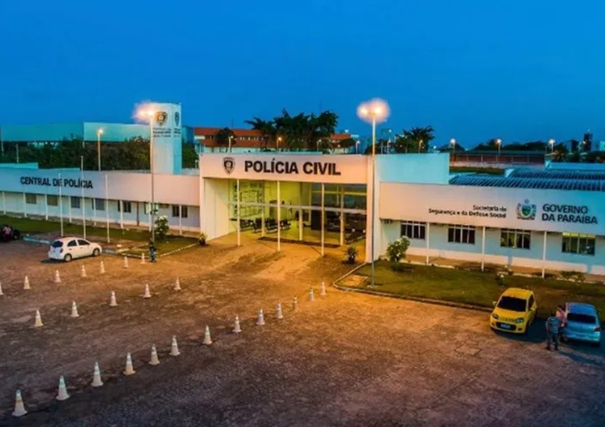 Mãe e avó são presas por envolvimento em venda de pornografia infantil com adolescente de 13 anos