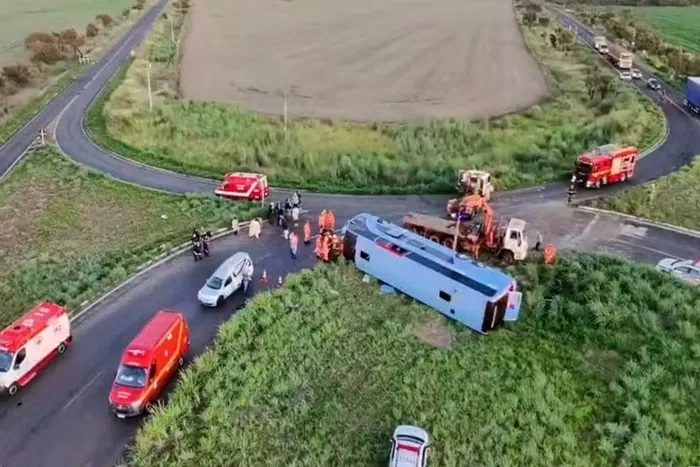 Ônibus tomba em Minas Gerais e deixa 11 mortos