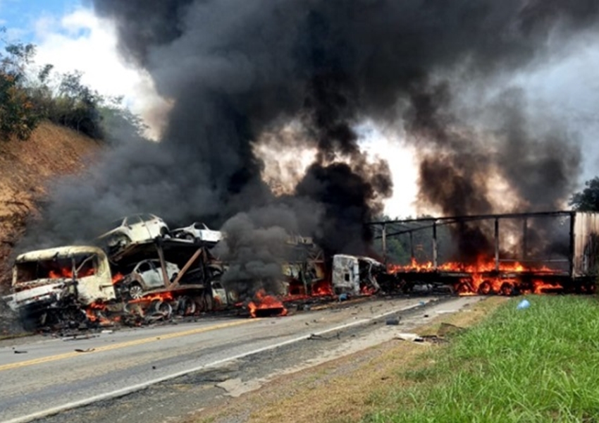 Acidente com carretas interdita a BR-116 no trecho de Irajuba