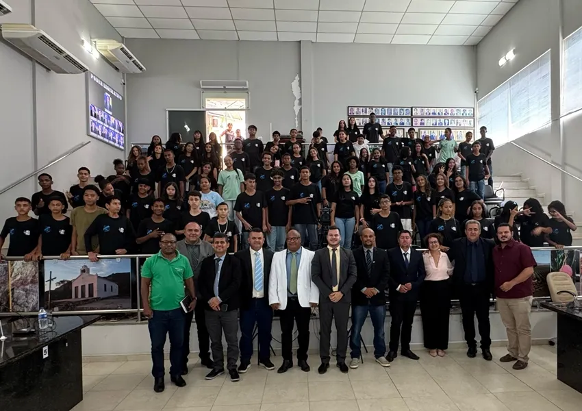Alunos da Escola Humberto Leal cobram ações para o bairro Benito Gama durante sessão na Câmara