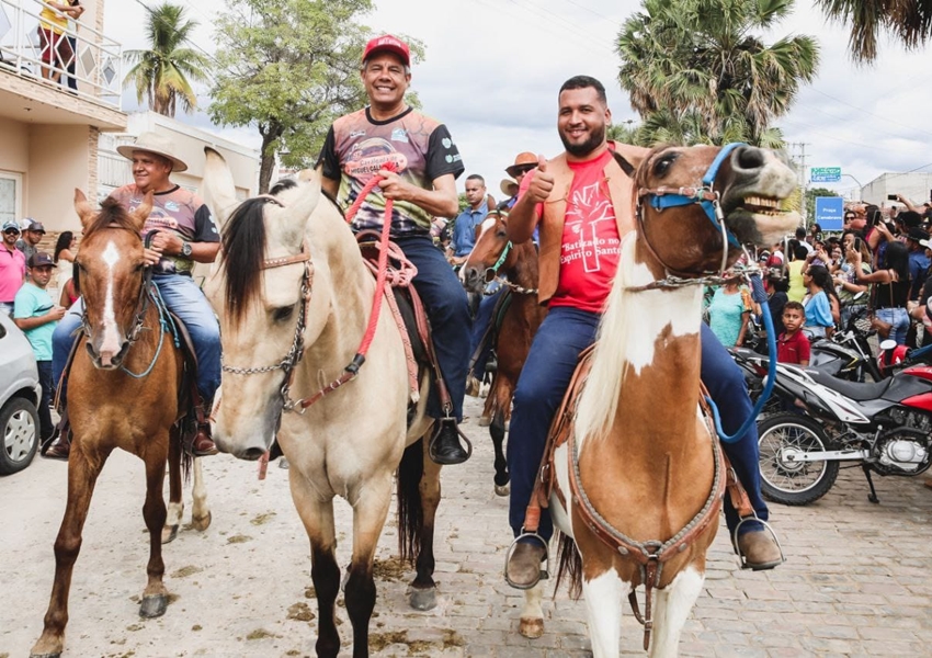 Governador entrega obras e prestigia tradicional cavalgada