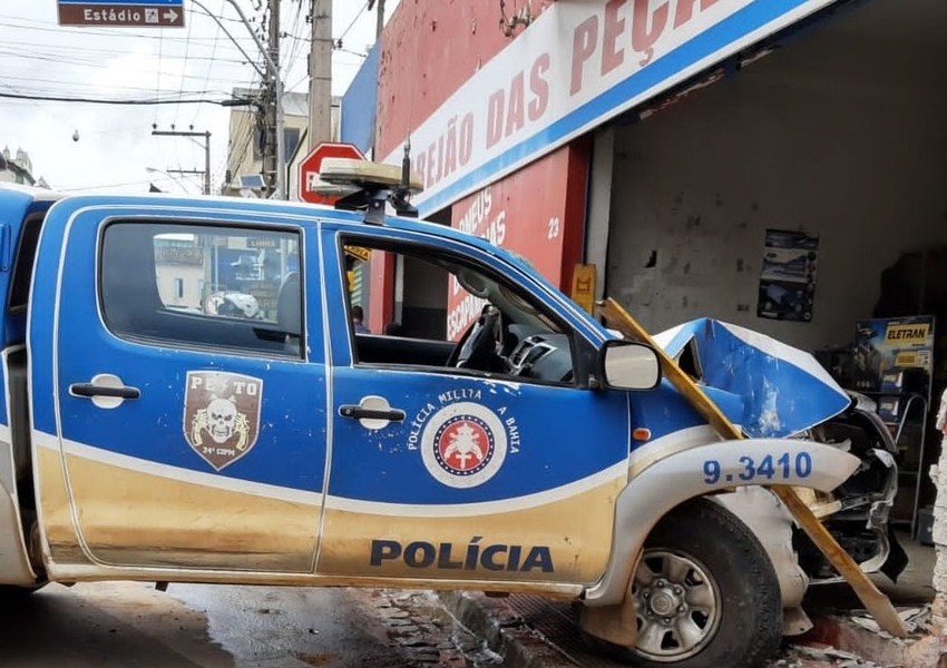 Policiais ficam feridos após viatura onde estavam invadir loja em Brumado