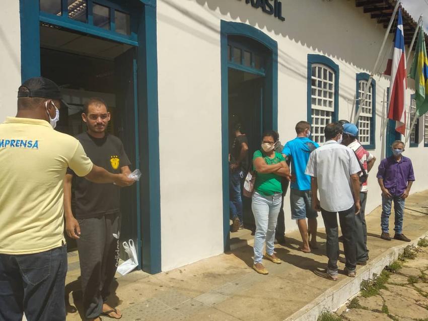 Rio de Contas: Após receber doações, rádio distribui máscaras e cestas básicas