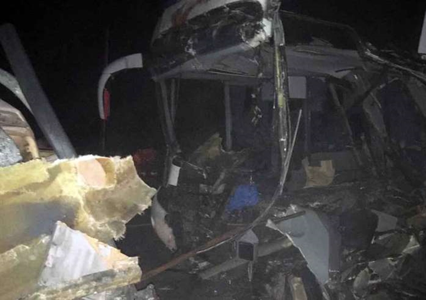 Ônibus de Minas bate em caminhão na Bahia e três pessoas morrem