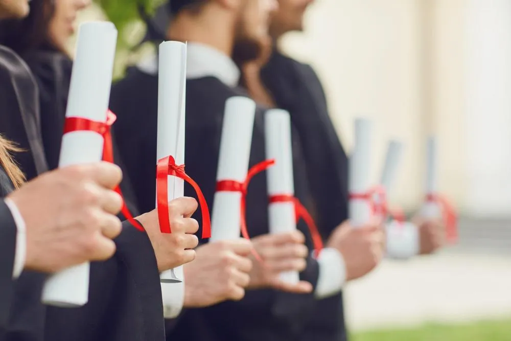 MEC acaba com diplomas de papel: graduação será apenas digital