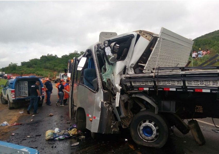 Acidente entre micro-ônibus e caminhão deixa um morto e 32 feridos no trecho que corresponde à cidade de Manoel Vitorino, na região sudoeste