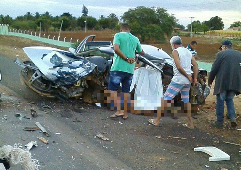 Quatro pessoas da mesma família morrem em batida entre dois carros em Irecê; criança de 3 anos está entre vítimas