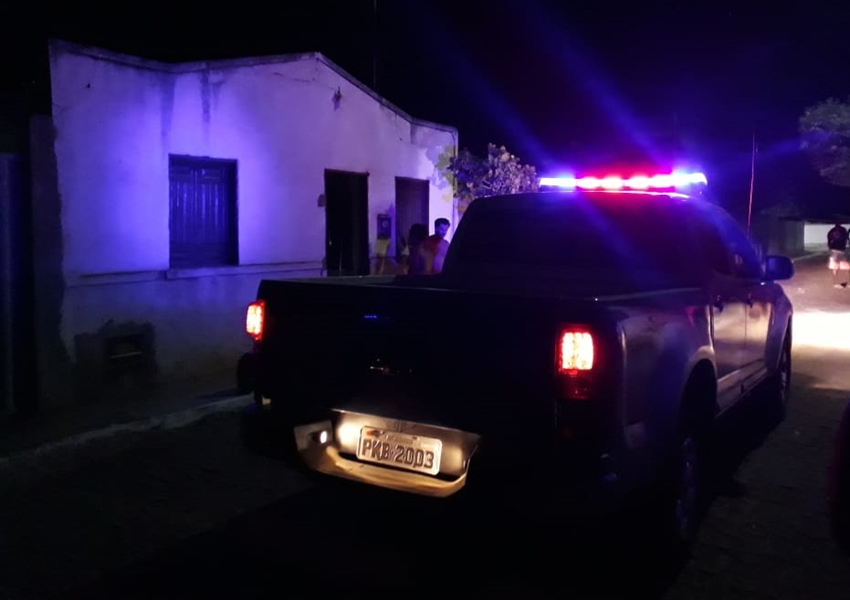 Livramento: Casa pega fogo no Bairro Benito Gama e vizinhos se mobilizam para conter as chamas