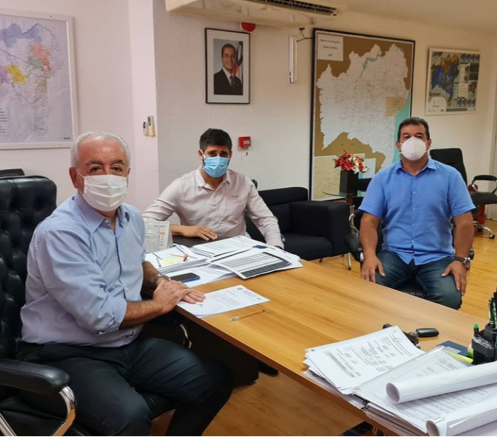 Deputado Marquinho Viana e prefeito de Cordeiros na assinatura de convênio com a CAR-SDR