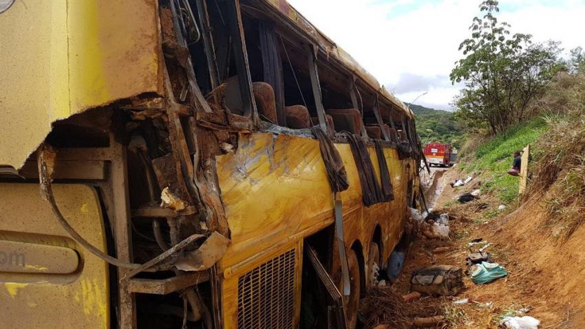 Ônibus tomba em rodovia de MG e deixa mortos e feridos; bebê morre em acidente