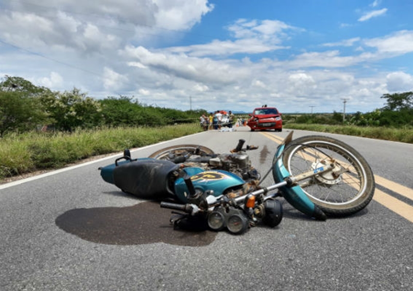 Homem morre após colisão entre moto e carro na BR-030, em Sussuarana