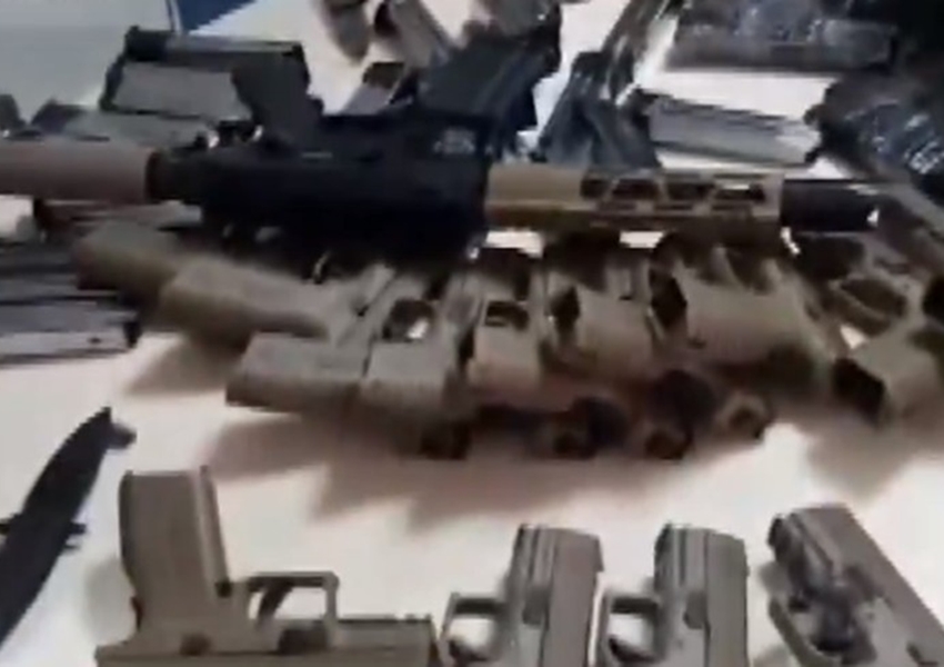 Conquista: Homem é preso com seis fuzis e 23 pistolas em ônibus na BR-116