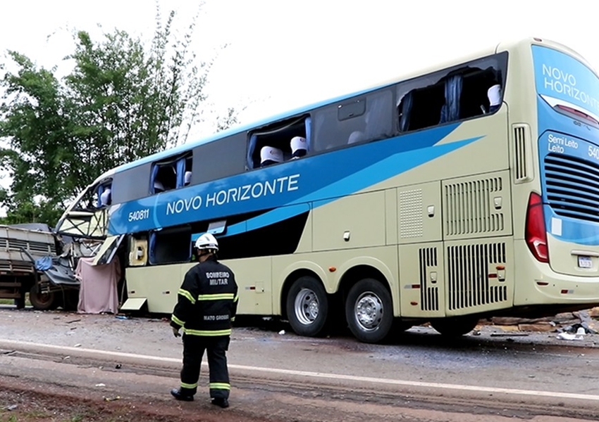 Três pessoas morrem e 42 ficam feridas em acidente entre ônibus da Novo Horizonte e carreta na BR-163