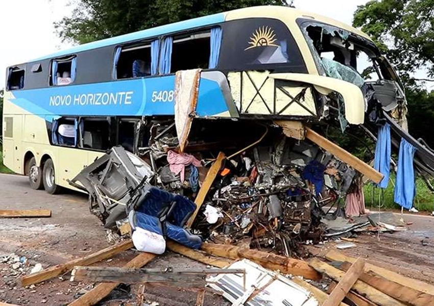 Três pessoas morrem e 42 ficam feridas em acidente entre ônibus da Novo Horizonte e carreta na BR-163
