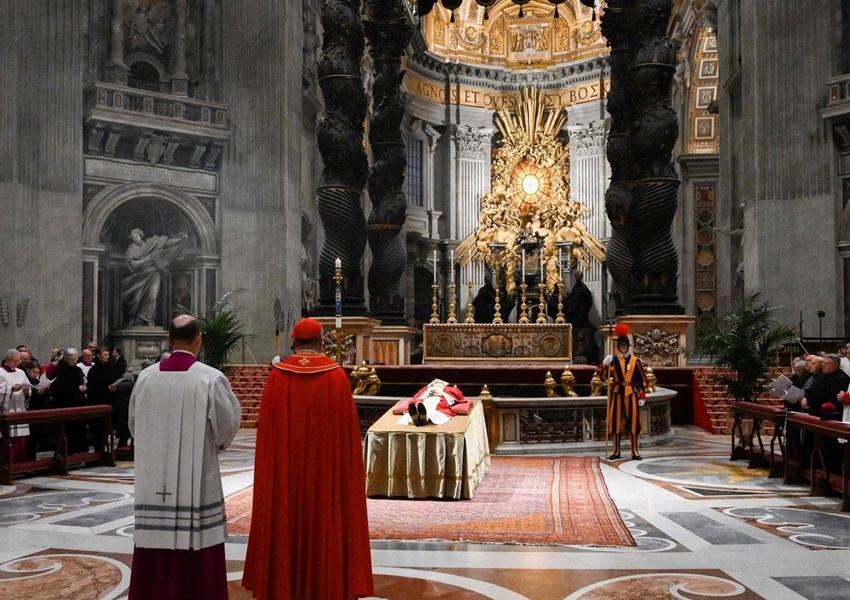 Papa emérito Bento XVI é velado no Vaticano com fila de milhares de pessoas