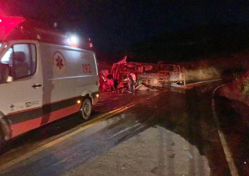 Três pessoas ficam feridas em acidente com caminhão na BA-148 trecho de Rio de Contas