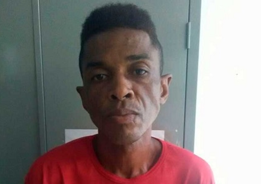 Acusado de matar companheira a facadas é preso e diz a polícia que foi suicídio