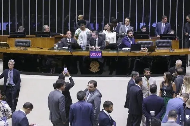 Câmara aprova projeto que criminaliza nudez falsa gerada por IA