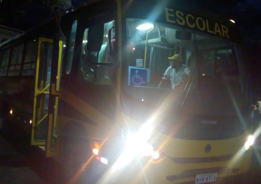 Livramento: estudantes praticam vandalismo em ônibus escolar