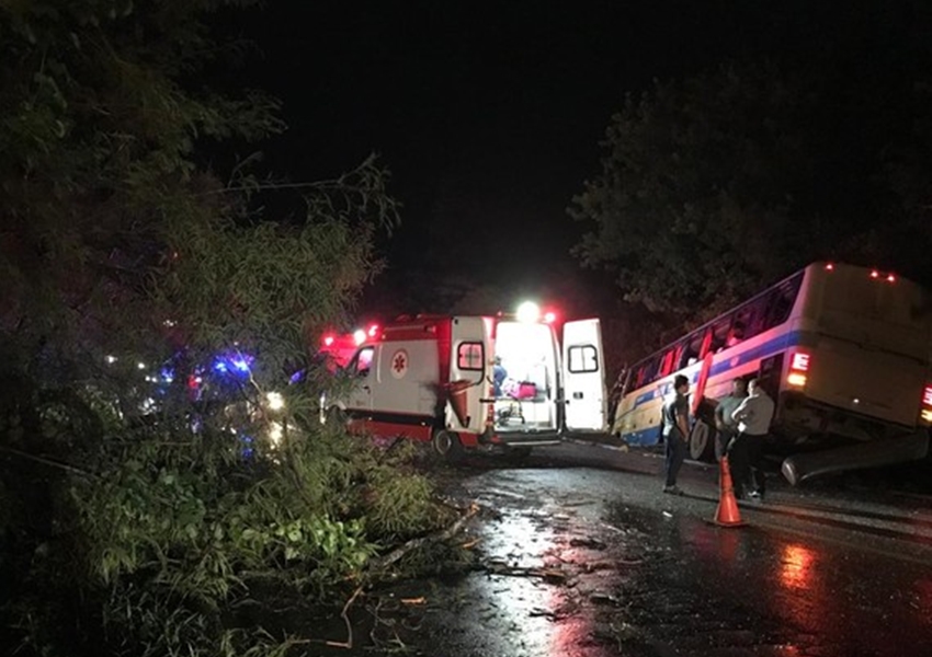 Mais um Incidente: Ônibus da Novo Horizonte a caminho de Porto Seguro sofre acidente na BR-251