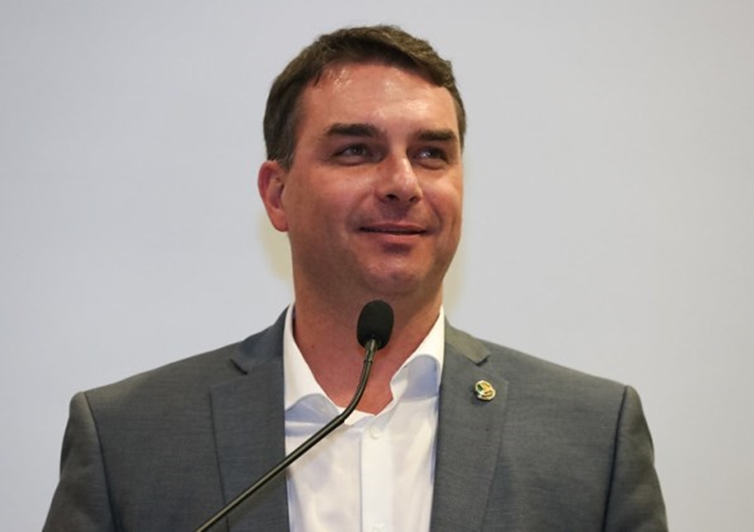 Flávio Bolsonaro acusa Flávio Dino de perseguição política
