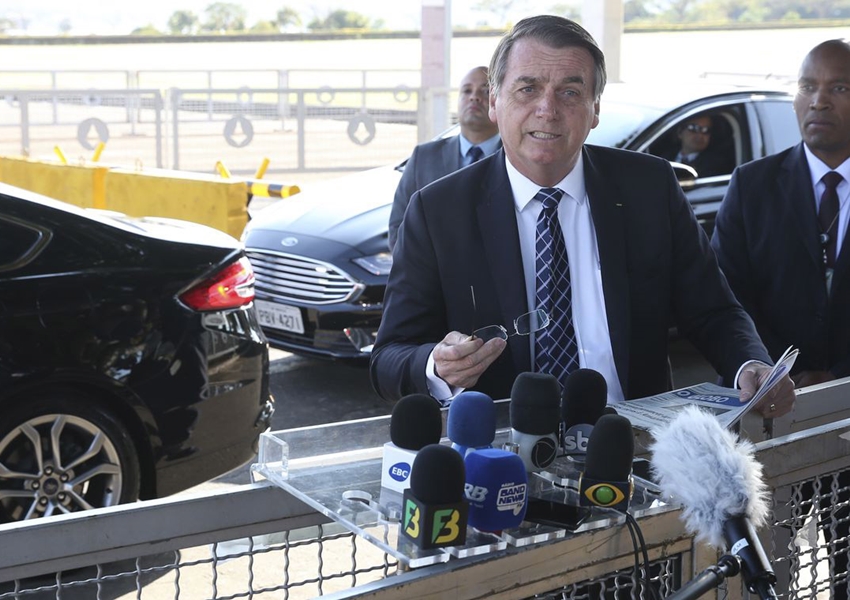 ‘E daí? Lamento. Quer que eu faça o quê?’, diz Bolsonaro sobre recorde de mortos