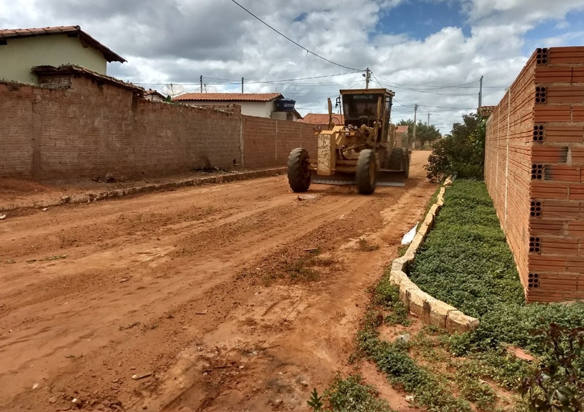 Livramento: Secretaria de Infraestrutura realiza limpeza e manutenção nas ruas do Bairro Benito Gama