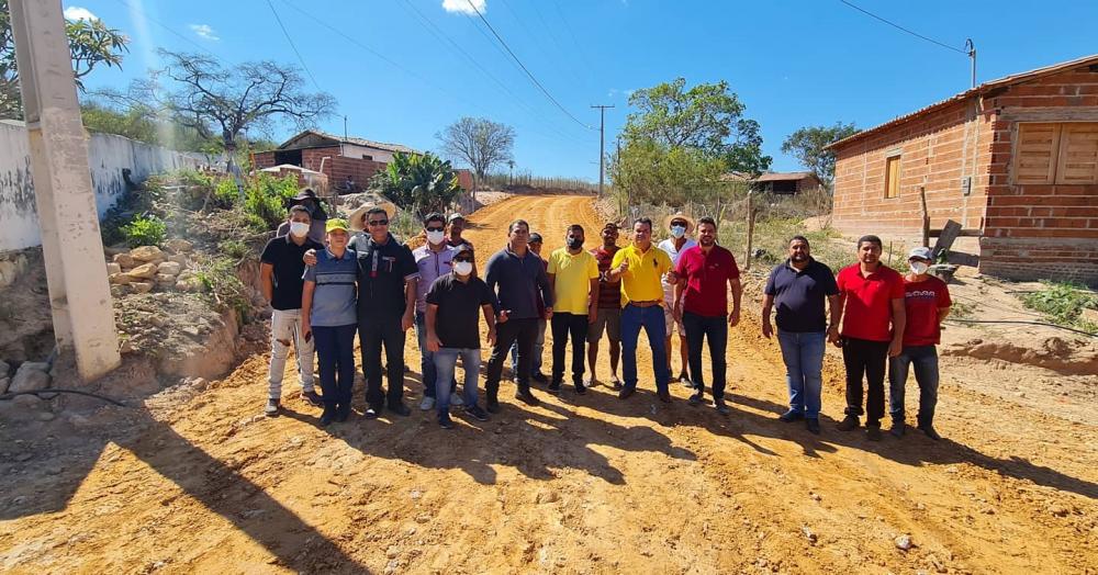 Deputados Marquinho Viana e Diego Coronel visitam obras em rodovias e pavimentação de ruas em Barra da Estiva