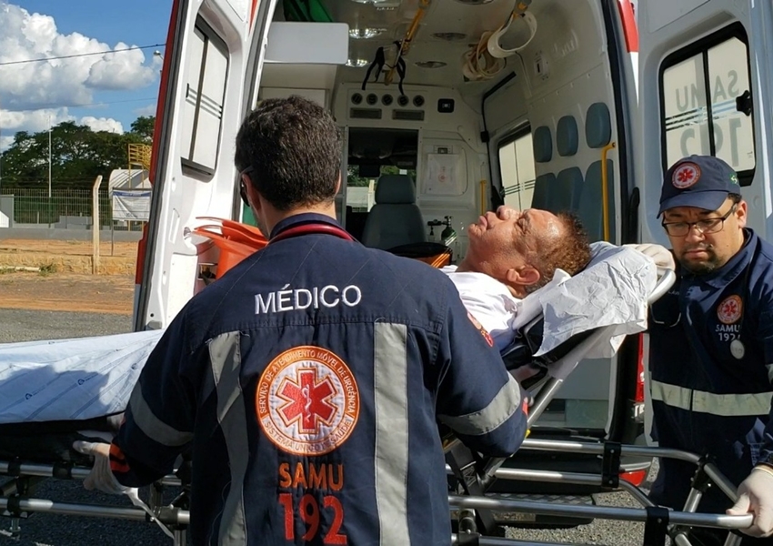 Cantor Agnaldo Timóteo segue internado na UTI em Salvador