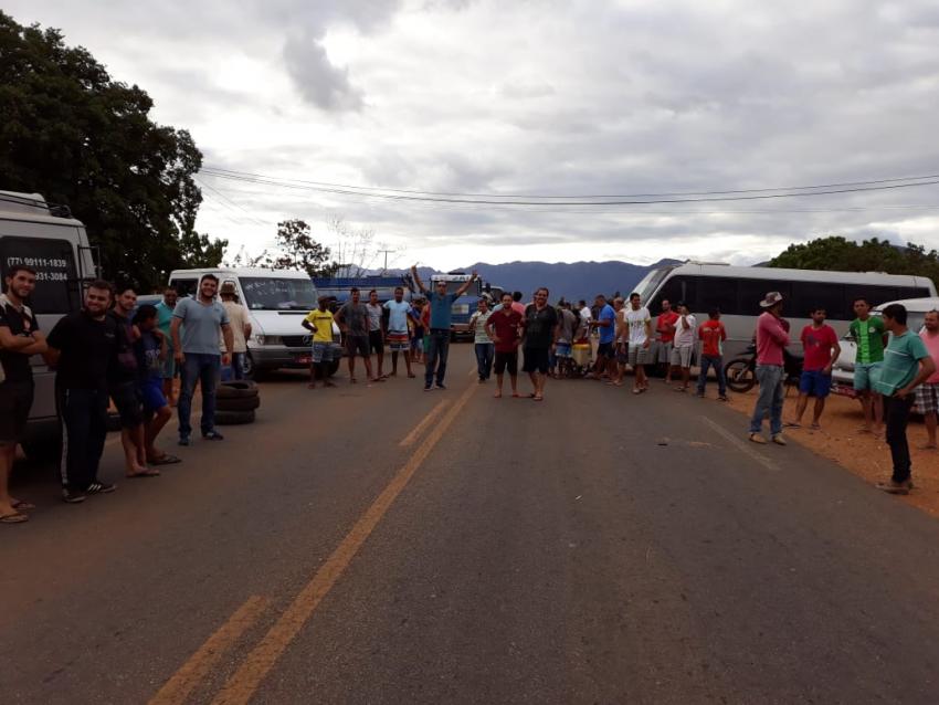 Caminhoneiros bloqueiam trecho da BA-148 em Livramento de Nossa Senhora 