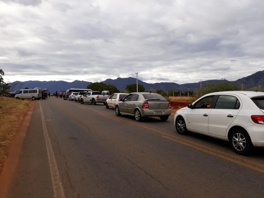 Caminhoneiros bloqueiam trecho da BA-148 em Livramento de Nossa Senhora 