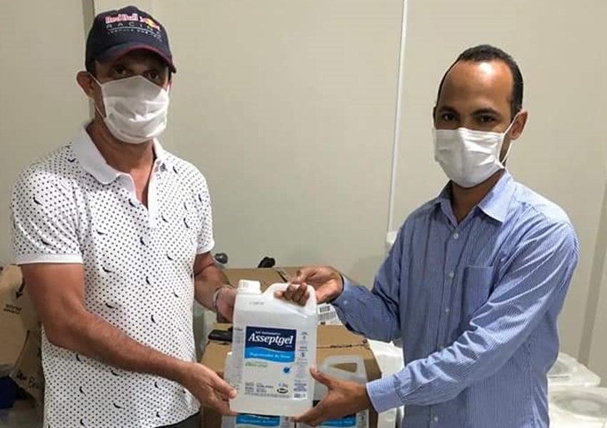 Dom Basílio: Empresário Fábio Bonfim realiza doação de 60 litros de álcool em gel para Secretaria de Saúde