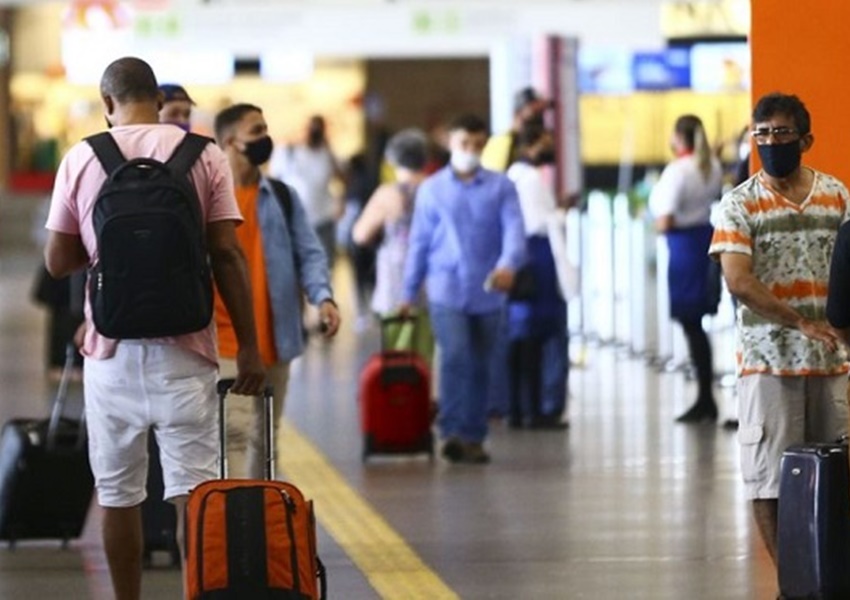 Uso de máscaras volta a ser obrigatório em aeroportos e aviões no Brasil