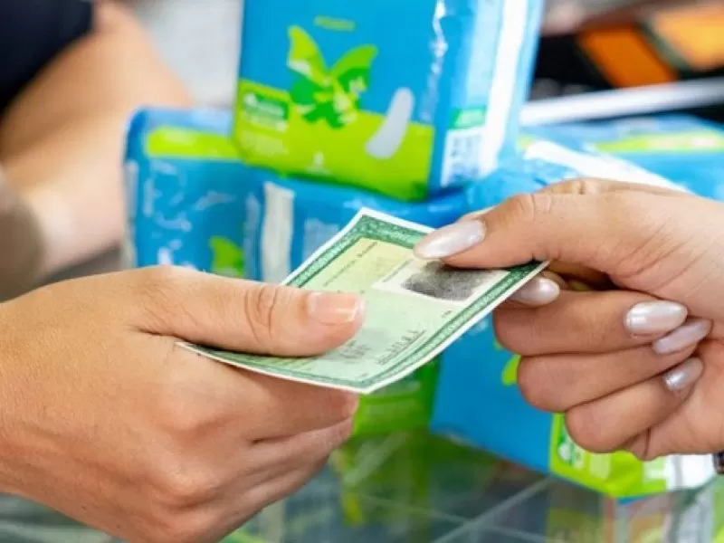 Mais de mil farmácias populares baianas vão distribuir absorventes