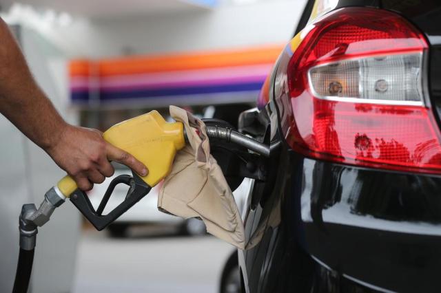 Preço da gasolina fica quase estável na semana, aponta ANP
