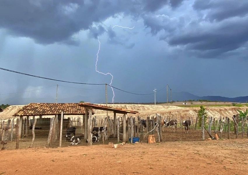 Bahia registra mais de 90 mil raios em 48 horas, aponta Climatempo