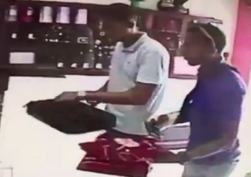 Dupla assalta ourivesaria no centro de Brumado; veja o vídeo