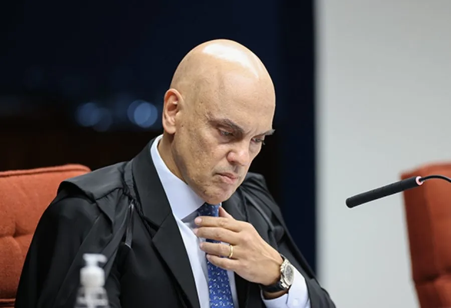 Moraes determina retirada de deputados de acampamento em frente ao STF
