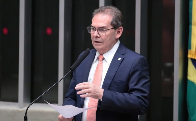 Deputados aprovam recalculo de penas que pode beneficiar Jair Bolsonaro