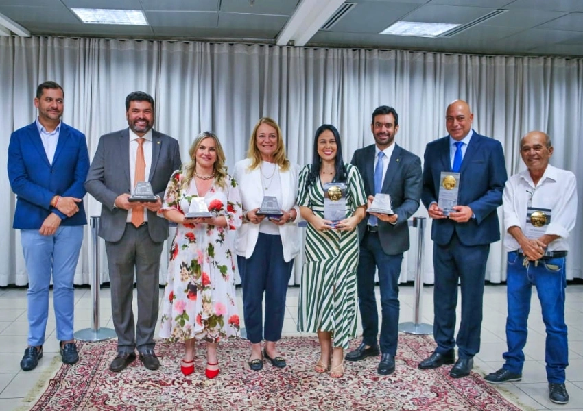 Deputados e jornalistas são homenageados em premiação da ALBA