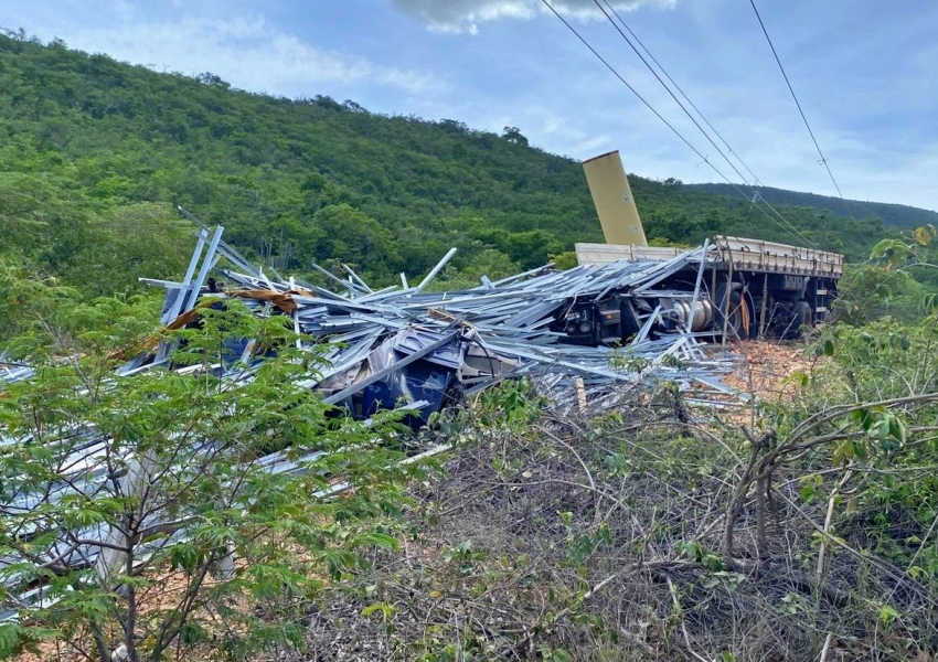Acidente com carreta atinge adutora e postes na BA-148, em Rio de Contas
