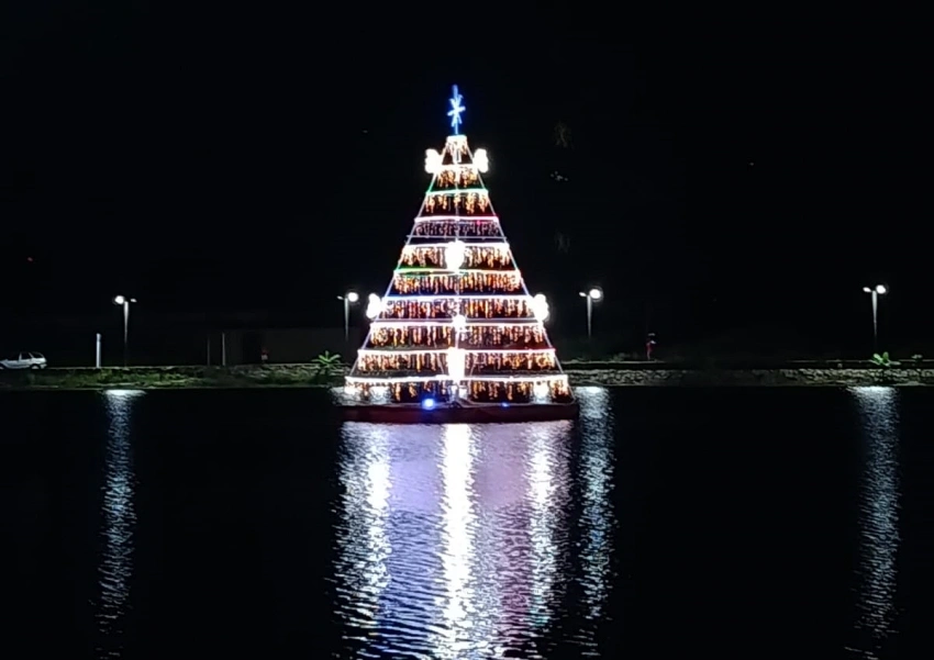 Lagoa Zinho Tanajura recebe acendimento das luzes da Árvore de Natal