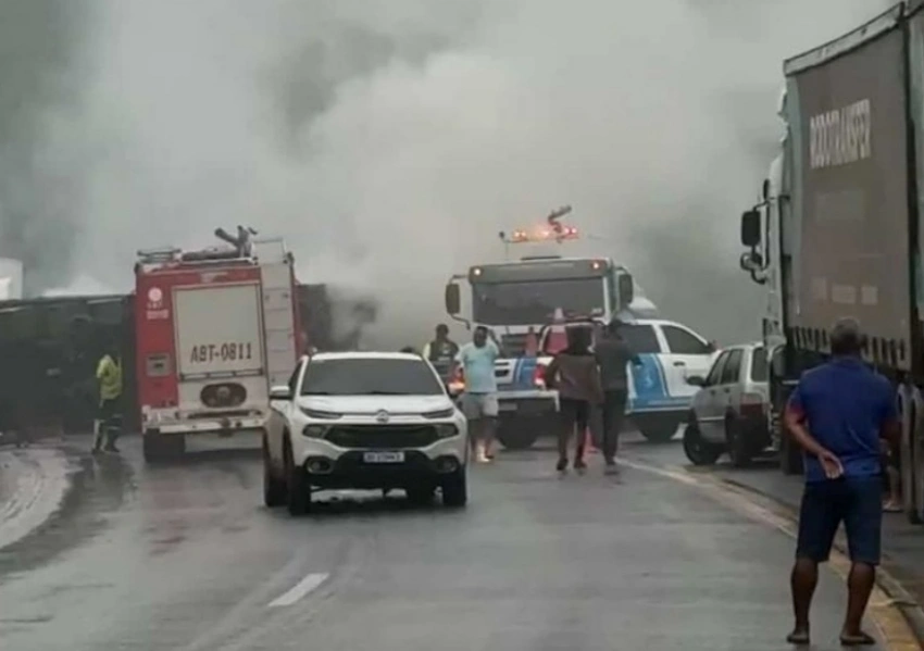 Acidente com incêndio interdita BR-116 na Serra do Mutum, em Jaguaquara