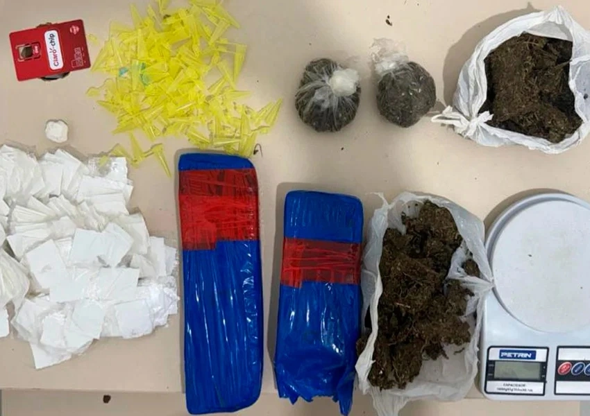 Polícia Militar apreende drogas e materiais do tráfico durante ação em Condeúba