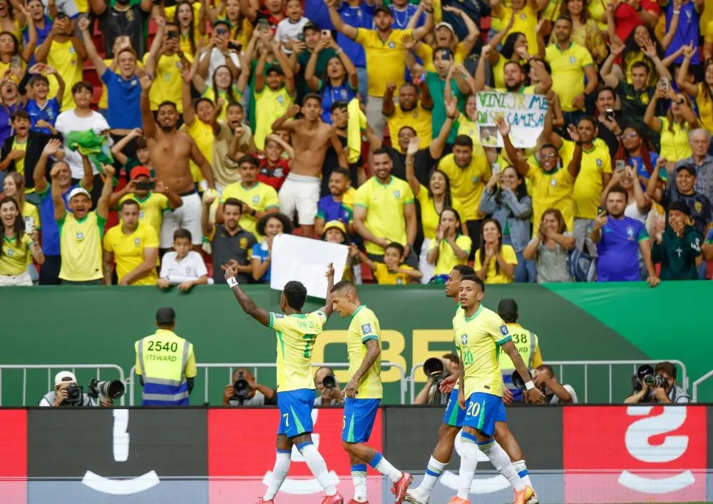 Brasil vence Colômbia com gol de Vinicius Jr. nos acréscimos e assume vice-liderança nas Eliminatórias