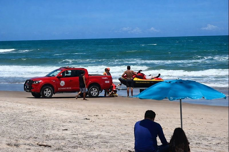 Homem morre ao tentar salvar filho e sobrinho de afogamento em praia de Ilhéus