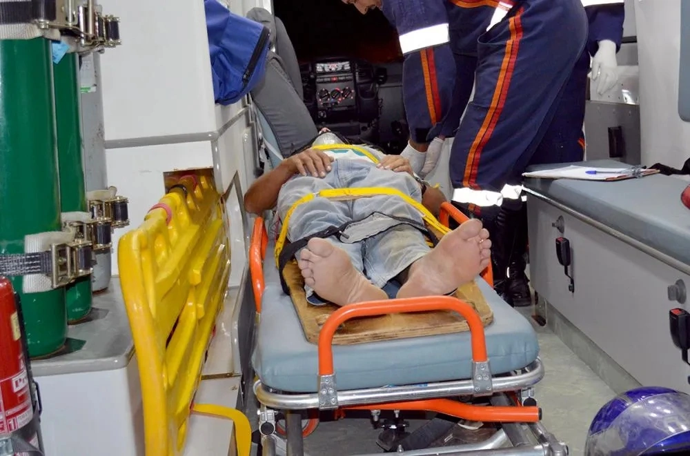 Carro capota na BR-430 em Igaporã e deixa duas pessoas feridas