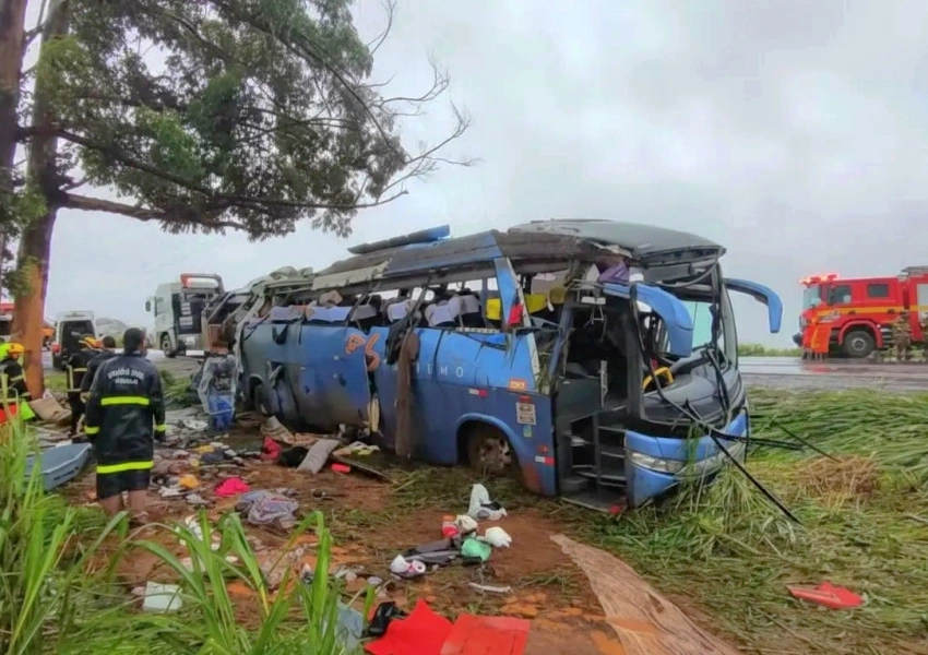 Ônibus substituto capota na BR-365 e deixa seis mortos no retorno de viagem à Bahia