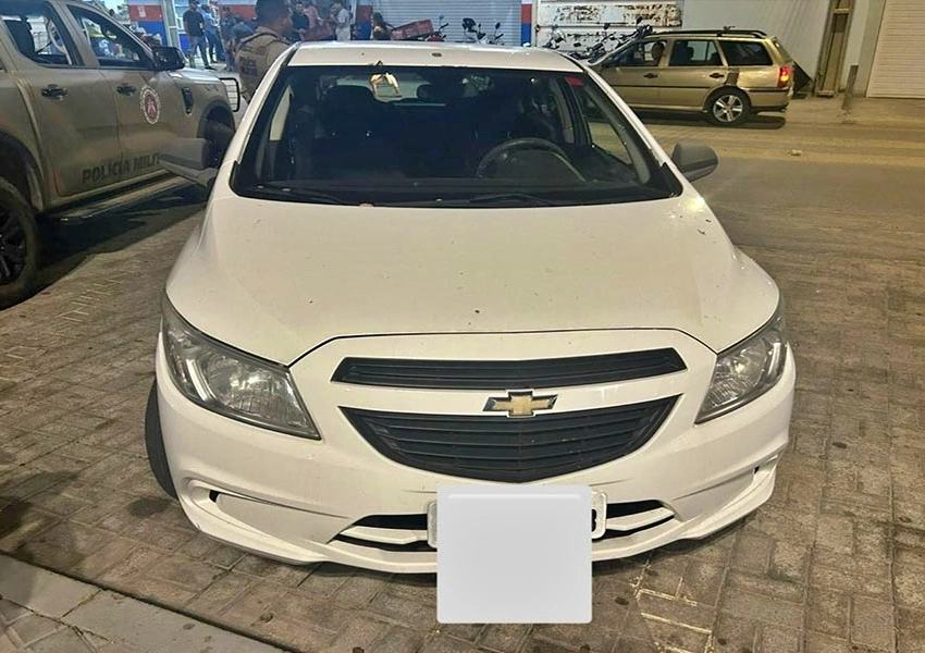 Polícia Militar recupera carro com restrição de furto e roubo em Guanambi