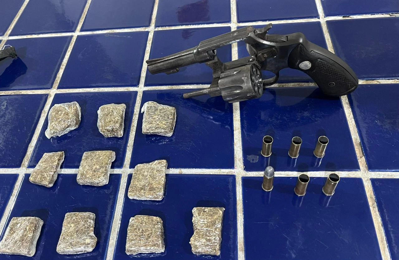 PETO apreende arma e drogas após denúncia e confronto em Livramento